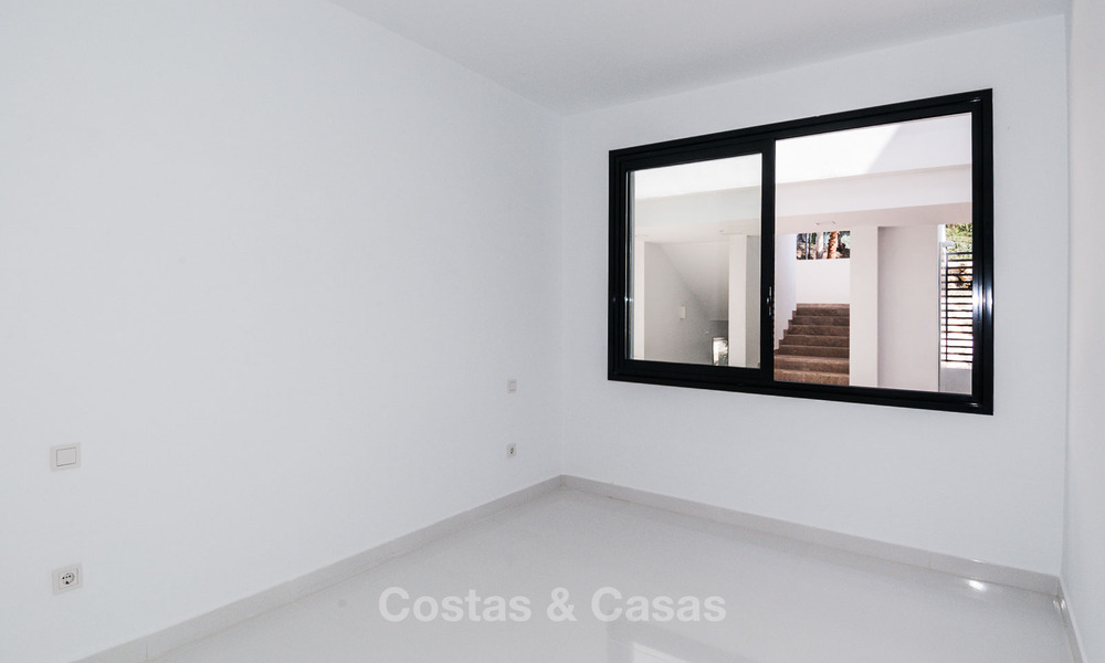 Apartamento moderno de 3 dormitorios en venta con vistas al mar en un complejo en primera línea de golf en Benahavis - Marbella 32540