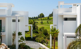 Apartamento moderno de 3 dormitorios en venta con vistas al mar en un complejo en primera línea de golf en Benahavis - Marbella 32548 