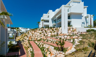 Apartamento moderno de 3 dormitorios en venta con vistas al mar en un complejo en primera línea de golf en Benahavis - Marbella 32549 