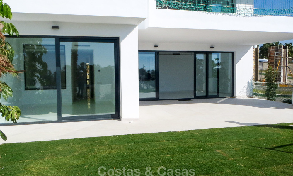 Apartamento moderno de 3 dormitorios en venta con vistas al mar en un complejo en primera línea de golf en Benahavis - Marbella 32555