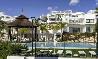 Apartamento moderno de 3 dormitorios en venta con vistas al mar en un complejo en primera línea de golf en Benahavis - Marbella 32557 