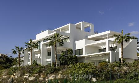 Apartamento moderno de 3 dormitorios en venta con vistas al mar en un complejo en primera línea de golf en Benahavis - Marbella 32558