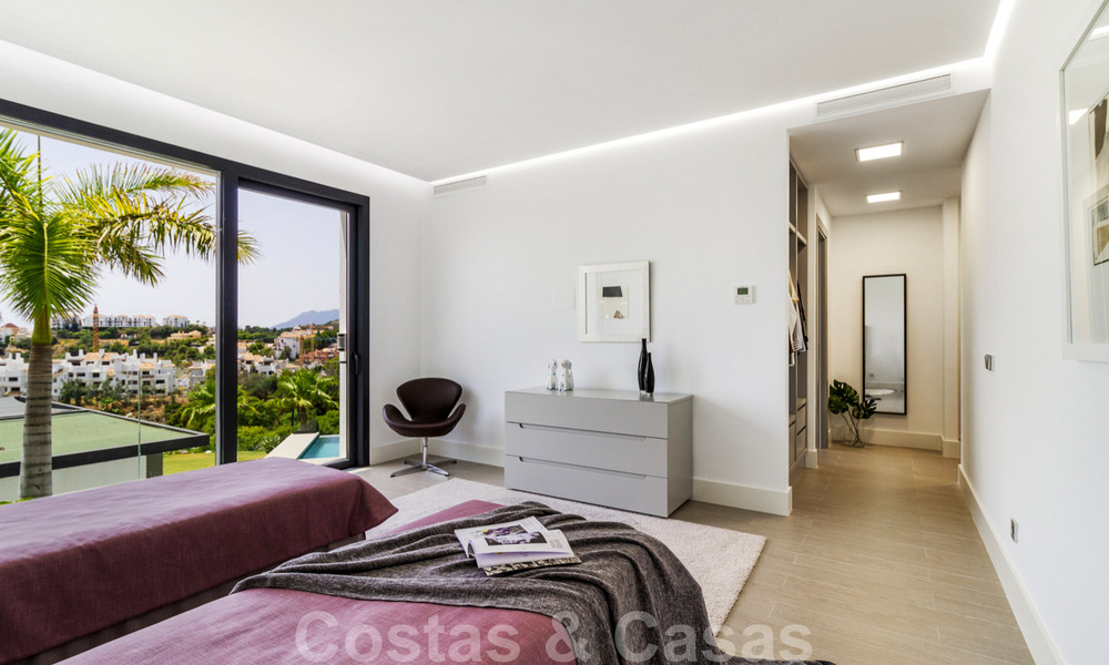 Lista para mudarse exclusiva villa de lujo moderna en venta en Benahavis - Marbella con impresionantes vistas abiertas sobre el golf y el mar 33512