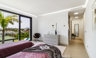 Lista para mudarse exclusiva villa de lujo moderna en venta en Benahavis - Marbella con impresionantes vistas abiertas sobre el golf y el mar 33512 