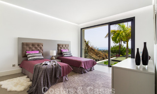 Lista para mudarse exclusiva villa de lujo moderna en venta en Benahavis - Marbella con impresionantes vistas abiertas sobre el golf y el mar 33513 