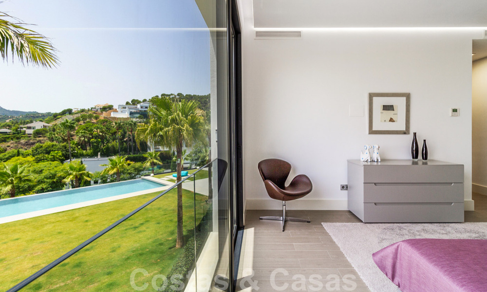 Lista para mudarse exclusiva villa de lujo moderna en venta en Benahavis - Marbella con impresionantes vistas abiertas sobre el golf y el mar 33514