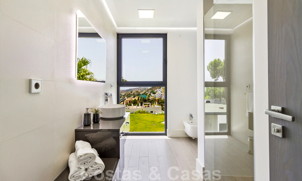 Lista para mudarse exclusiva villa de lujo moderna en venta en Benahavis - Marbella con impresionantes vistas abiertas sobre el golf y el mar 33516