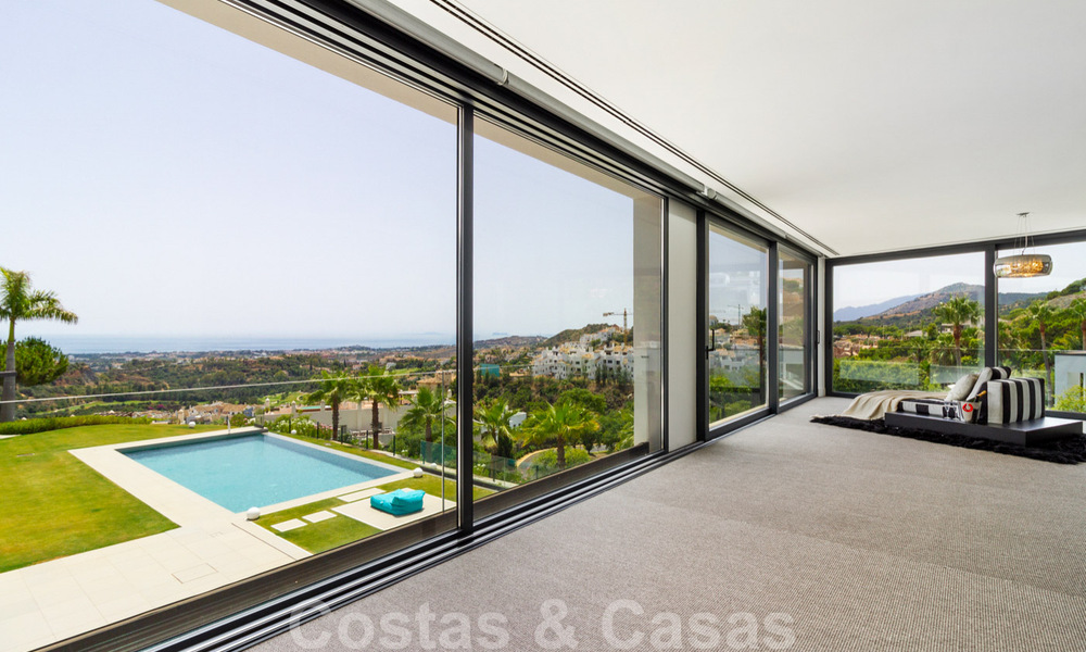 Lista para mudarse exclusiva villa de lujo moderna en venta en Benahavis - Marbella con impresionantes vistas abiertas sobre el golf y el mar 33522