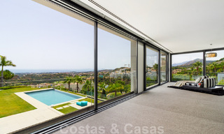 Lista para mudarse exclusiva villa de lujo moderna en venta en Benahavis - Marbella con impresionantes vistas abiertas sobre el golf y el mar 33522 