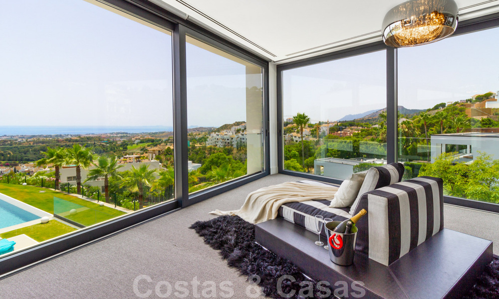 Lista para mudarse exclusiva villa de lujo moderna en venta en Benahavis - Marbella con impresionantes vistas abiertas sobre el golf y el mar 33523