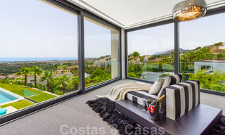 Lista para mudarse exclusiva villa de lujo moderna en venta en Benahavis - Marbella con impresionantes vistas abiertas sobre el golf y el mar 33523 