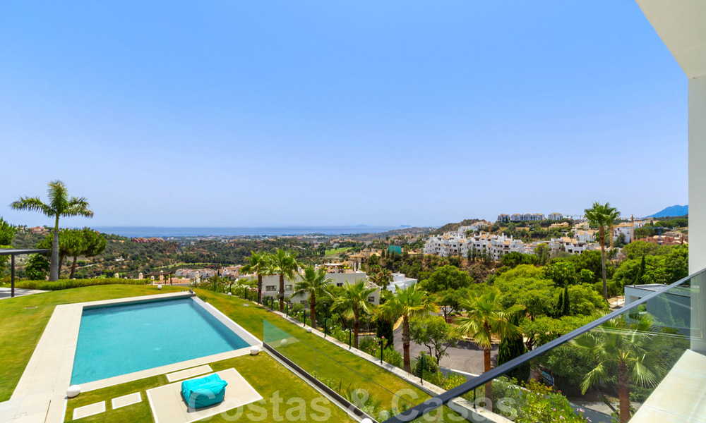 Lista para mudarse exclusiva villa de lujo moderna en venta en Benahavis - Marbella con impresionantes vistas abiertas sobre el golf y el mar 33524
