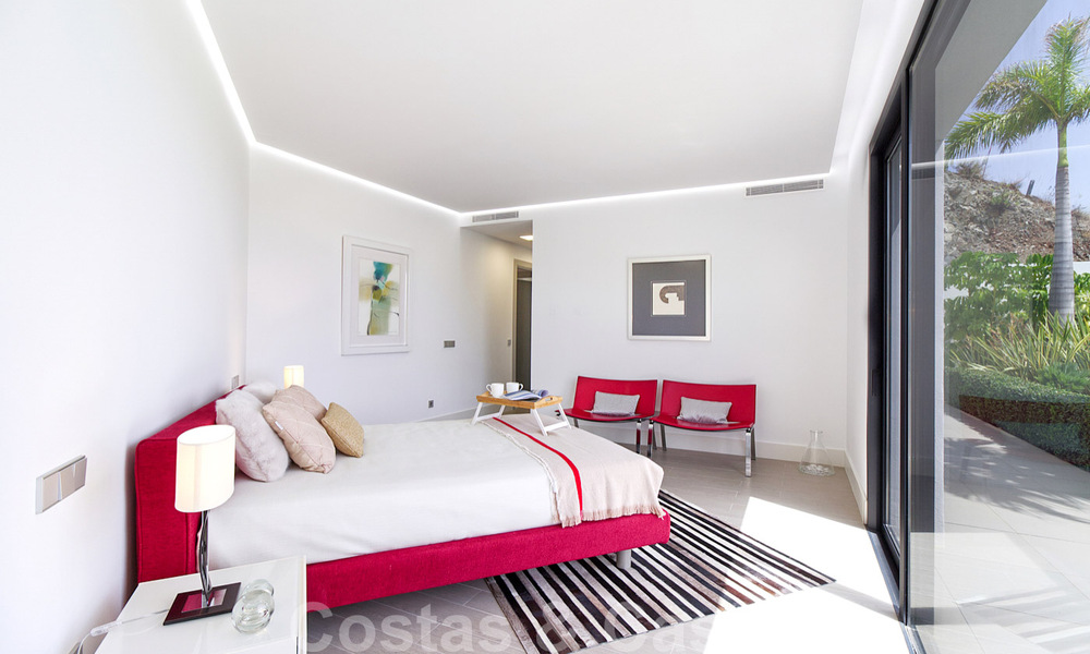 Lista para mudarse exclusiva villa de lujo moderna en venta en Benahavis - Marbella con impresionantes vistas abiertas sobre el golf y el mar 33526