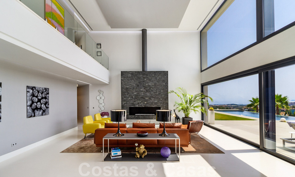 Lista para mudarse exclusiva villa de lujo moderna en venta en Benahavis - Marbella con impresionantes vistas abiertas sobre el golf y el mar 33533