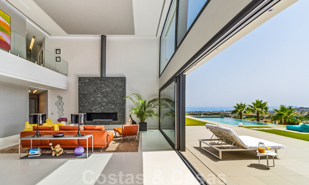 Lista para mudarse exclusiva villa de lujo moderna en venta en Benahavis - Marbella con impresionantes vistas abiertas sobre el golf y el mar 33534