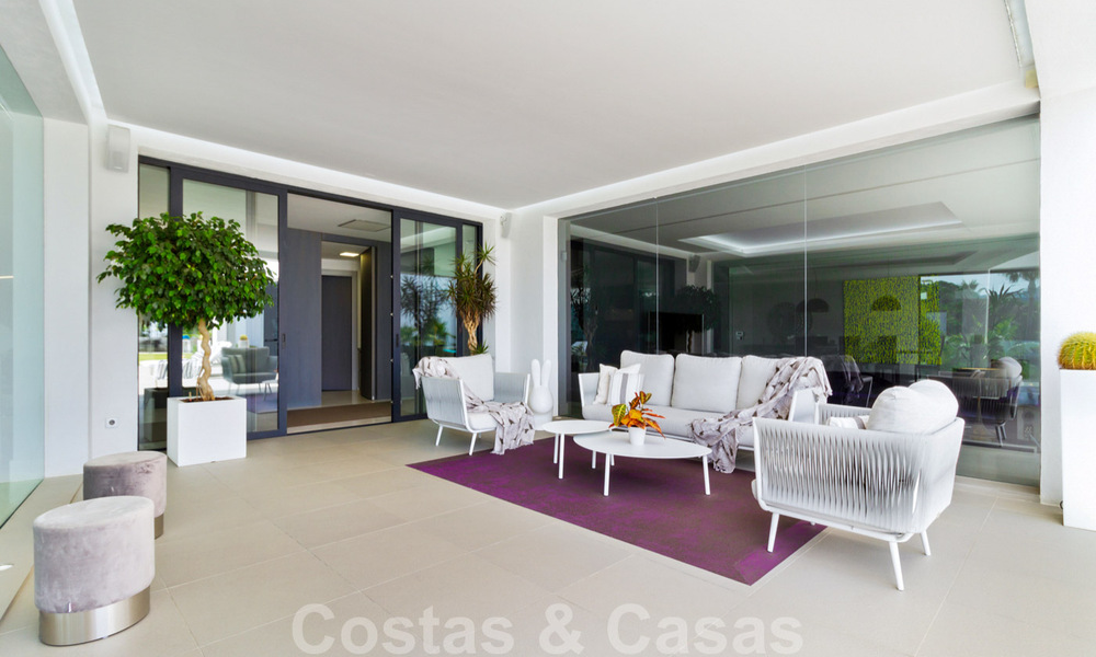 Lista para mudarse exclusiva villa de lujo moderna en venta en Benahavis - Marbella con impresionantes vistas abiertas sobre el golf y el mar 33539