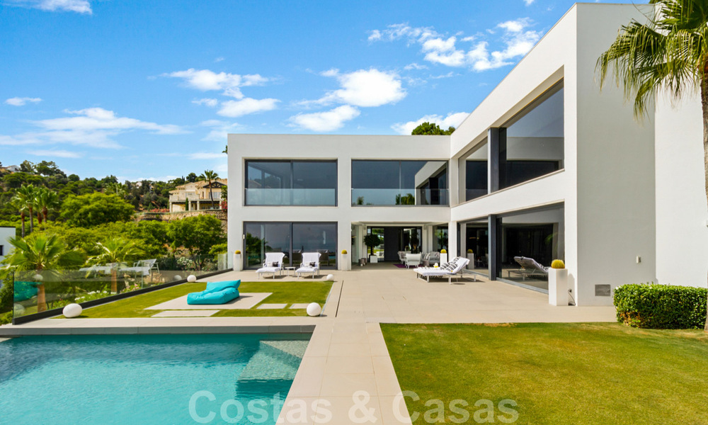 Lista para mudarse exclusiva villa de lujo moderna en venta en Benahavis - Marbella con impresionantes vistas abiertas sobre el golf y el mar 33540