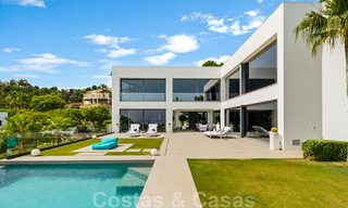 Lista para mudarse exclusiva villa de lujo moderna en venta en Benahavis - Marbella con impresionantes vistas abiertas sobre el golf y el mar 33540 