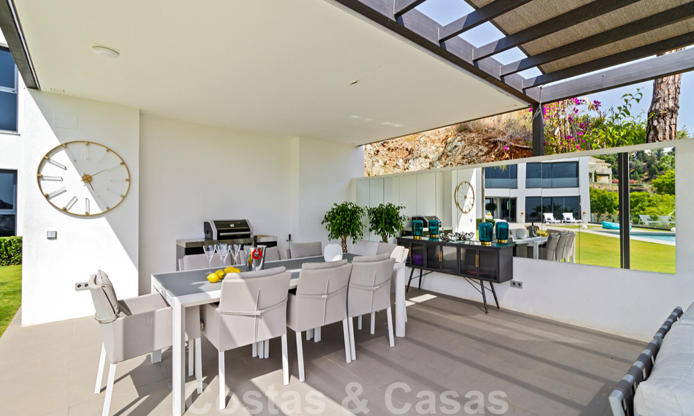 Lista para mudarse exclusiva villa de lujo moderna en venta en Benahavis - Marbella con impresionantes vistas abiertas sobre el golf y el mar 33541