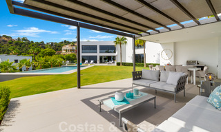 Lista para mudarse exclusiva villa de lujo moderna en venta en Benahavis - Marbella con impresionantes vistas abiertas sobre el golf y el mar 33543 
