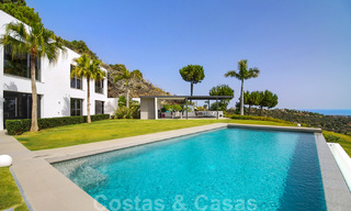Lista para mudarse exclusiva villa de lujo moderna en venta en Benahavis - Marbella con impresionantes vistas abiertas sobre el golf y el mar 33544 