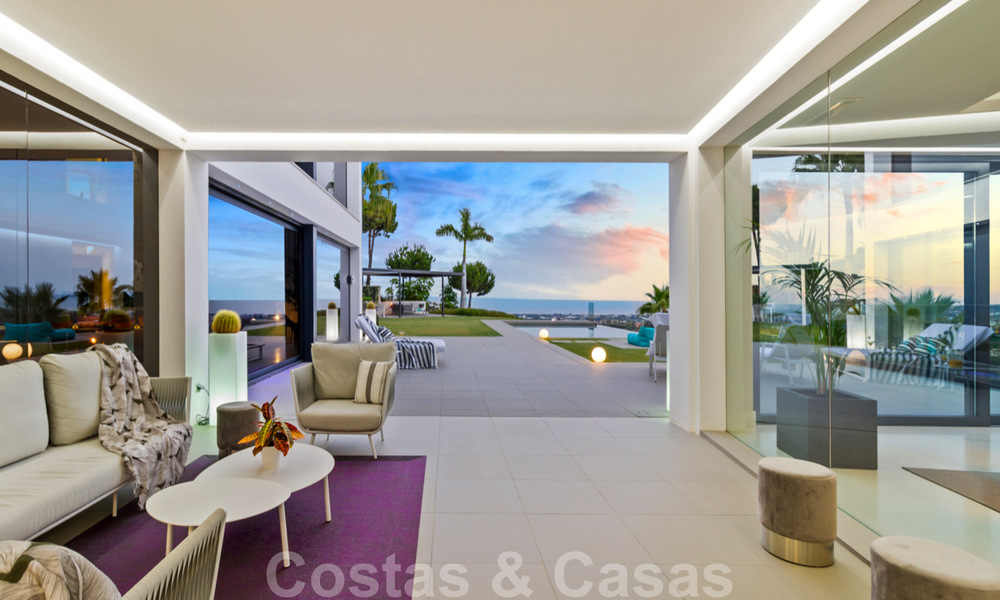 Lista para mudarse exclusiva villa de lujo moderna en venta en Benahavis - Marbella con impresionantes vistas abiertas sobre el golf y el mar 33547
