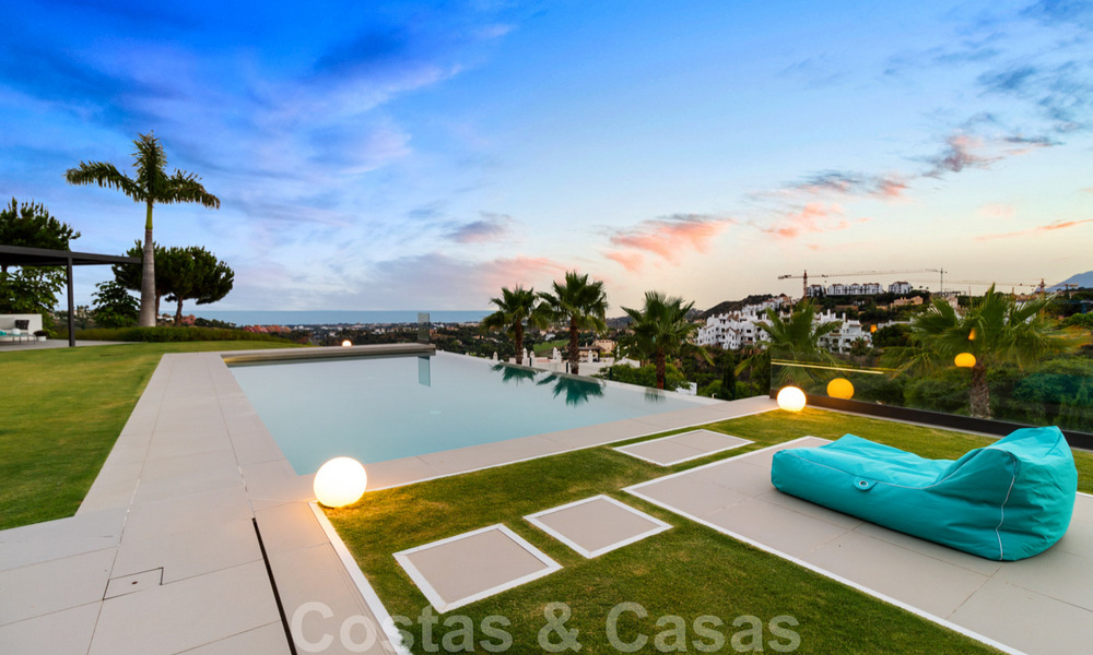 Lista para mudarse exclusiva villa de lujo moderna en venta en Benahavis - Marbella con impresionantes vistas abiertas sobre el golf y el mar 33548
