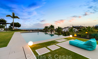 Lista para mudarse exclusiva villa de lujo moderna en venta en Benahavis - Marbella con impresionantes vistas abiertas sobre el golf y el mar 33548 