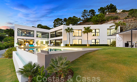 Lista para mudarse exclusiva villa de lujo moderna en venta en Benahavis - Marbella con impresionantes vistas abiertas sobre el golf y el mar 33550