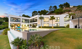 Lista para mudarse exclusiva villa de lujo moderna en venta en Benahavis - Marbella con impresionantes vistas abiertas sobre el golf y el mar 33550 