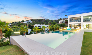 Lista para mudarse exclusiva villa de lujo moderna en venta en Benahavis - Marbella con impresionantes vistas abiertas sobre el golf y el mar 33551 