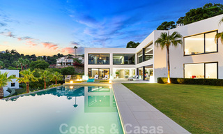 Lista para mudarse exclusiva villa de lujo moderna en venta en Benahavis - Marbella con impresionantes vistas abiertas sobre el golf y el mar 33552 