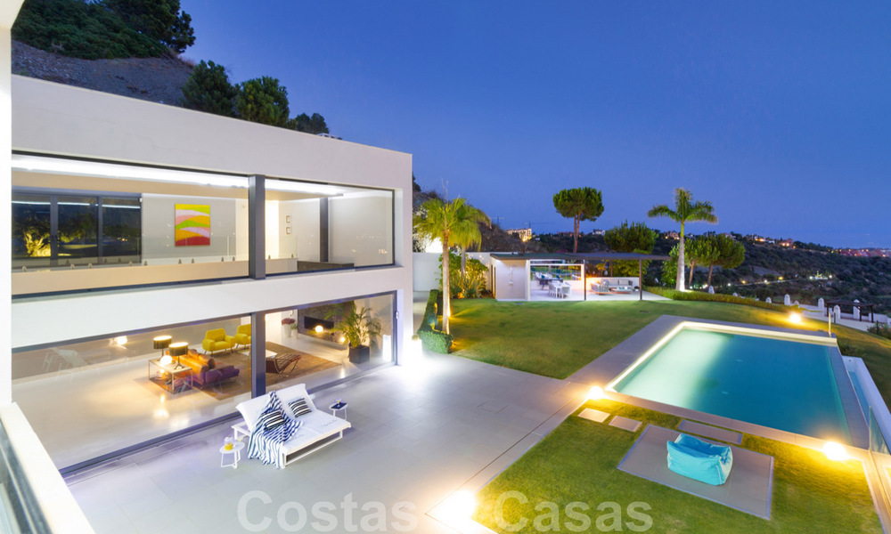 Lista para mudarse exclusiva villa de lujo moderna en venta en Benahavis - Marbella con impresionantes vistas abiertas sobre el golf y el mar 33554