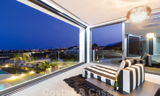 Lista para mudarse exclusiva villa de lujo moderna en venta en Benahavis - Marbella con impresionantes vistas abiertas sobre el golf y el mar 33555 