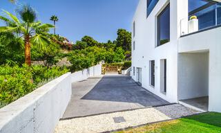Lista para mudarse exclusiva villa de lujo moderna en venta en Benahavis - Marbella con impresionantes vistas abiertas sobre el golf y el mar 33557 