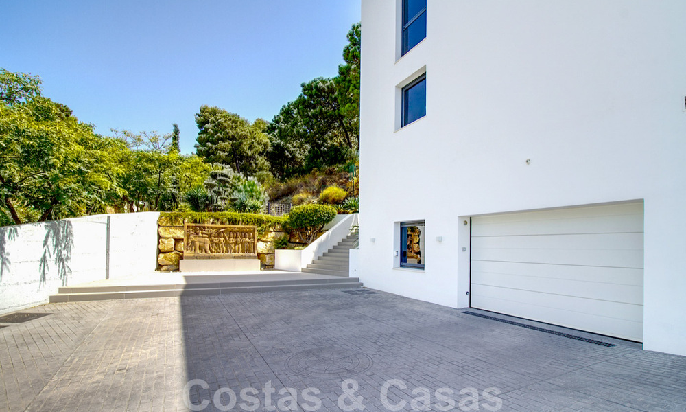 Lista para mudarse exclusiva villa de lujo moderna en venta en Benahavis - Marbella con impresionantes vistas abiertas sobre el golf y el mar 33558