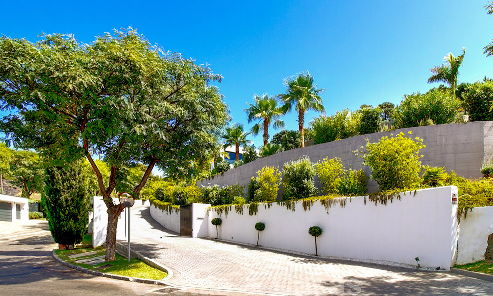 Lista para mudarse exclusiva villa de lujo moderna en venta en Benahavis - Marbella con impresionantes vistas abiertas sobre el golf y el mar 33560