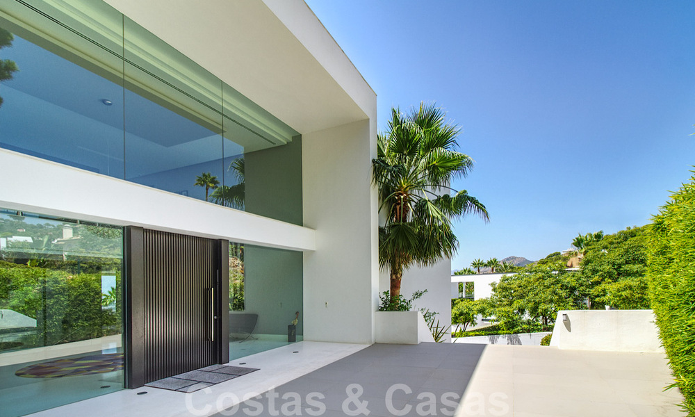 Lista para mudarse exclusiva villa de lujo moderna en venta en Benahavis - Marbella con impresionantes vistas abiertas sobre el golf y el mar 33563