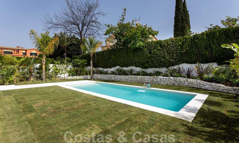 Villa contemporánea con estilo mediterráneo en venta, Marbella - Estepona Este 33677