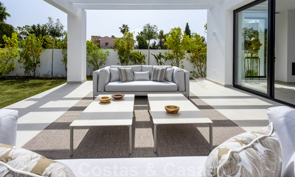 Villa contemporánea con estilo mediterráneo en venta, Marbella - Estepona Este 33681
