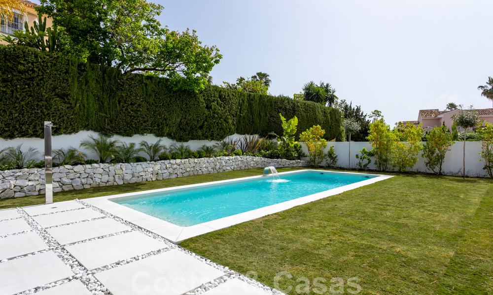 Villa contemporánea con estilo mediterráneo en venta, Marbella - Estepona Este 33684