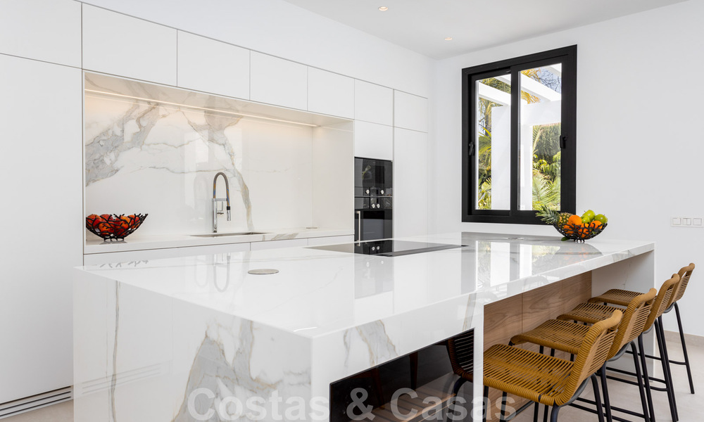 Villa contemporánea con estilo mediterráneo en venta, Marbella - Estepona Este 33694