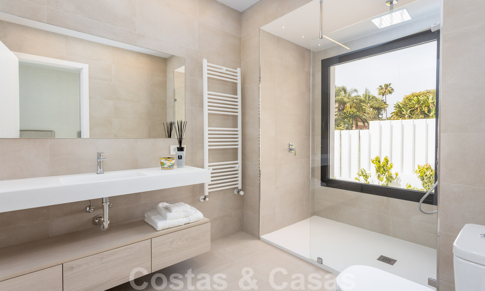 Villa contemporánea con estilo mediterráneo en venta, Marbella - Estepona Este 33702