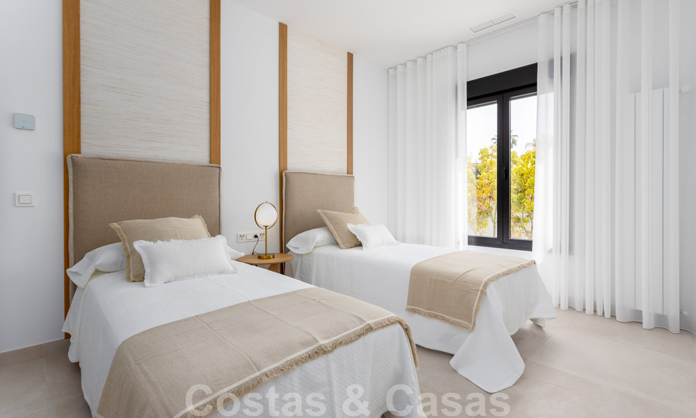 Villa contemporánea con estilo mediterráneo en venta, Marbella - Estepona Este 33705