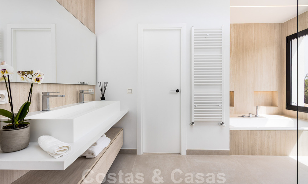 Villa contemporánea con estilo mediterráneo en venta, Marbella - Estepona Este 33719