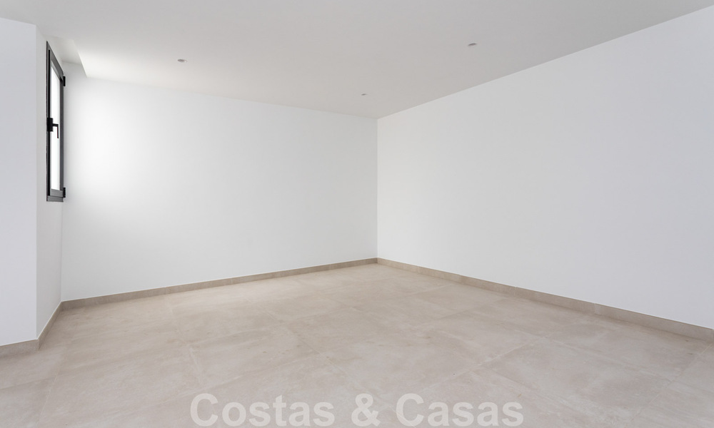 Villa contemporánea con estilo mediterráneo en venta, Marbella - Estepona Este 33721