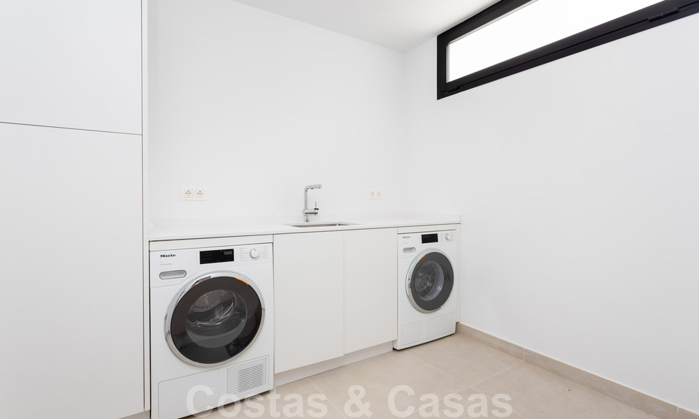 Villa contemporánea con estilo mediterráneo en venta, Marbella - Estepona Este 33722