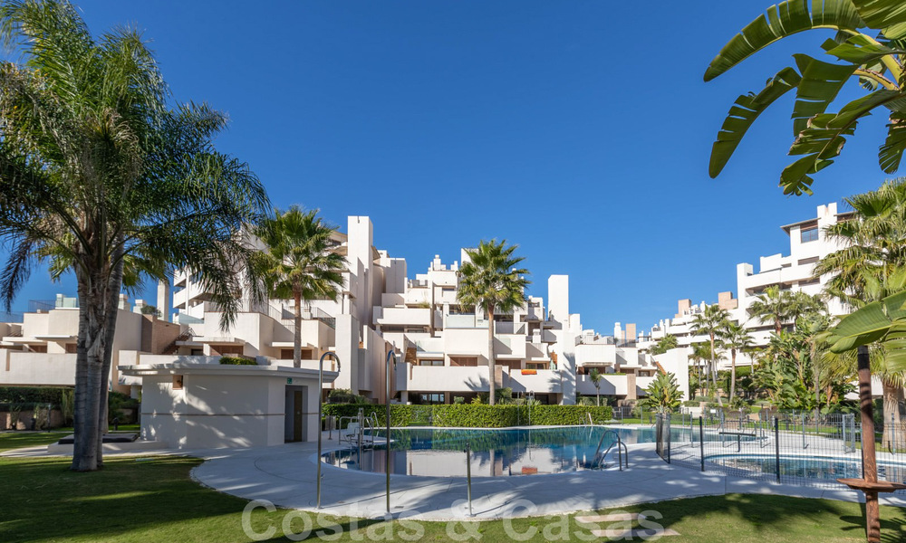 Moderno ático en venta dentro de un complejo en primera línea de playa que incluye su propia piscina privada y ofrece vistas al mar, entre Marbella y Estepona 33724