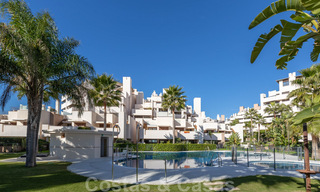 Moderno ático en venta dentro de un complejo en primera línea de playa que incluye su propia piscina privada y ofrece vistas al mar, entre Marbella y Estepona 33724 