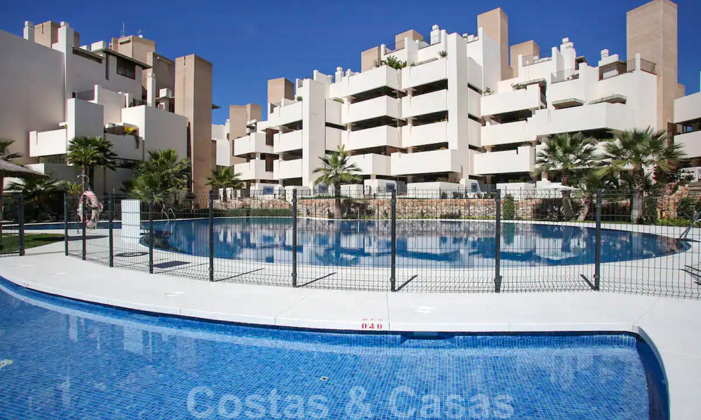 Moderno ático en venta dentro de un complejo en primera línea de playa que incluye su propia piscina privada y ofrece vistas al mar, entre Marbella y Estepona 33729